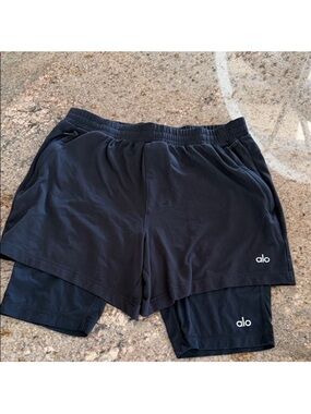 ALO Yoga Men's Black 2-in-1 Active Shorts with liner Size M